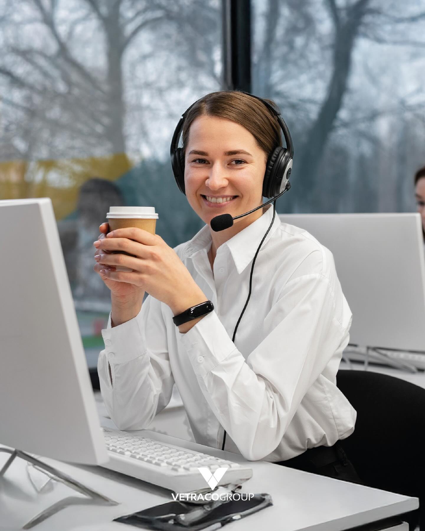 Mektech çalışanı elinde kahve ile bakıyor